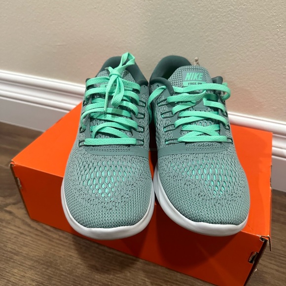 women ’s Nike free runs in green glow size 7 - Picture 2 of 5